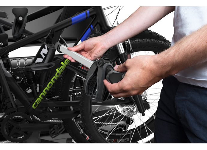 Łatwe mocowanie rowerów przy użyciu odłączanych uchwytów z gałkami Thule AcuTight, które kliknięciem sygnalizują, że osiągnięto optymalną siłę mocowania