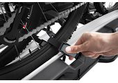 Regulowane klamry zatrzaskowe z długimi pasami ułatwiającymi mocowanie kół (o szerokości do 4.7 cali), do transportu rowerów typu fatbike