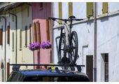 Menabo Clover DX czarny aluminiowy uchwyt rowerowy na dach do e-bike (prawostronny)