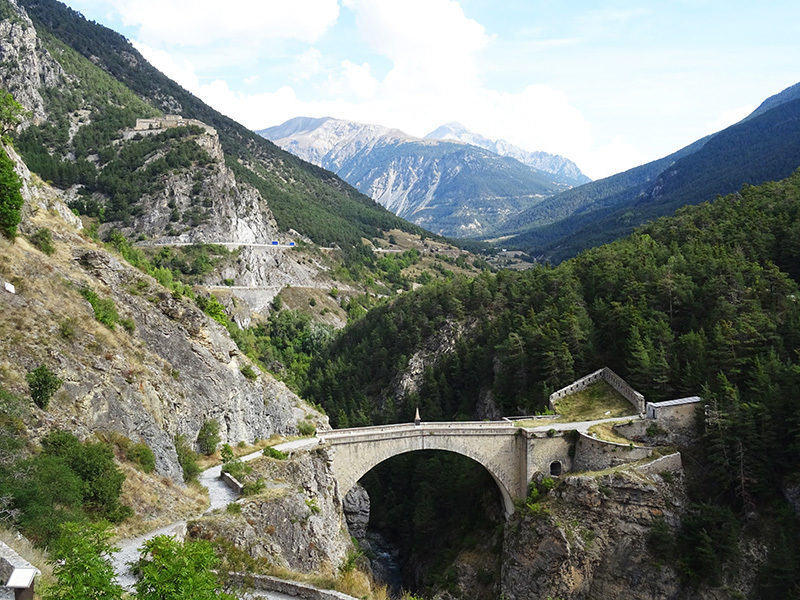 Odkrywcy Taurus przemierzyli legendarne alpejskie trasy Włoch i Francji. Część 2. – Francja.