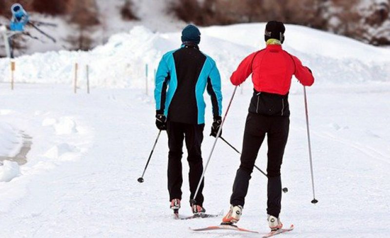 Narty skitourowe, biegowe i splitboard – zimowe ferie i weekendy bez potrzeby korzystania z wyciągów narciarskich.