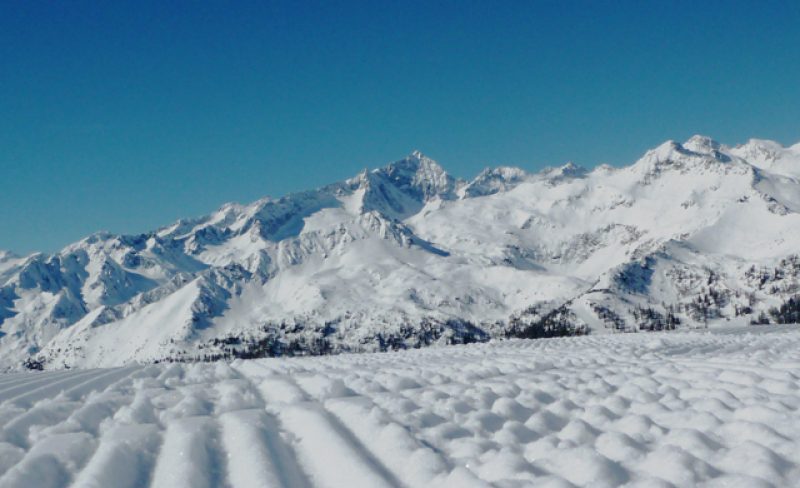 Narty skitourowe, biegowe i splitboard – zimowe ferie i weekendy bez potrzeby korzystania z wyciągów narciarskich.