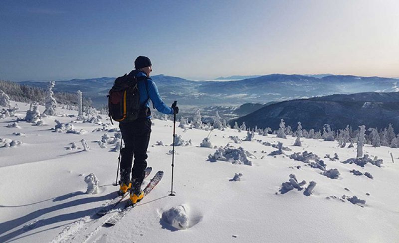 Narty skitourowe, biegowe i splitboard – zimowe ferie i weekendy bez potrzeby korzystania z wyciągów narciarskich.