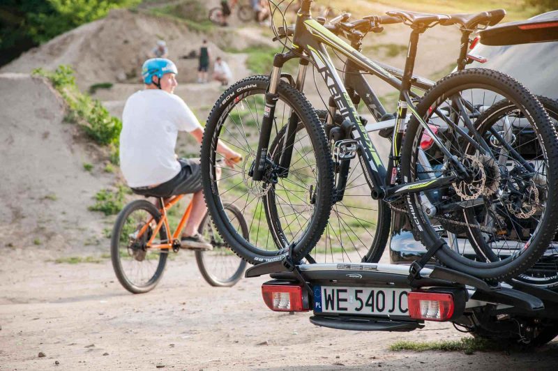 Rowerowe bagażniki na hak. Będzie łatwiej o trzecią tablicę